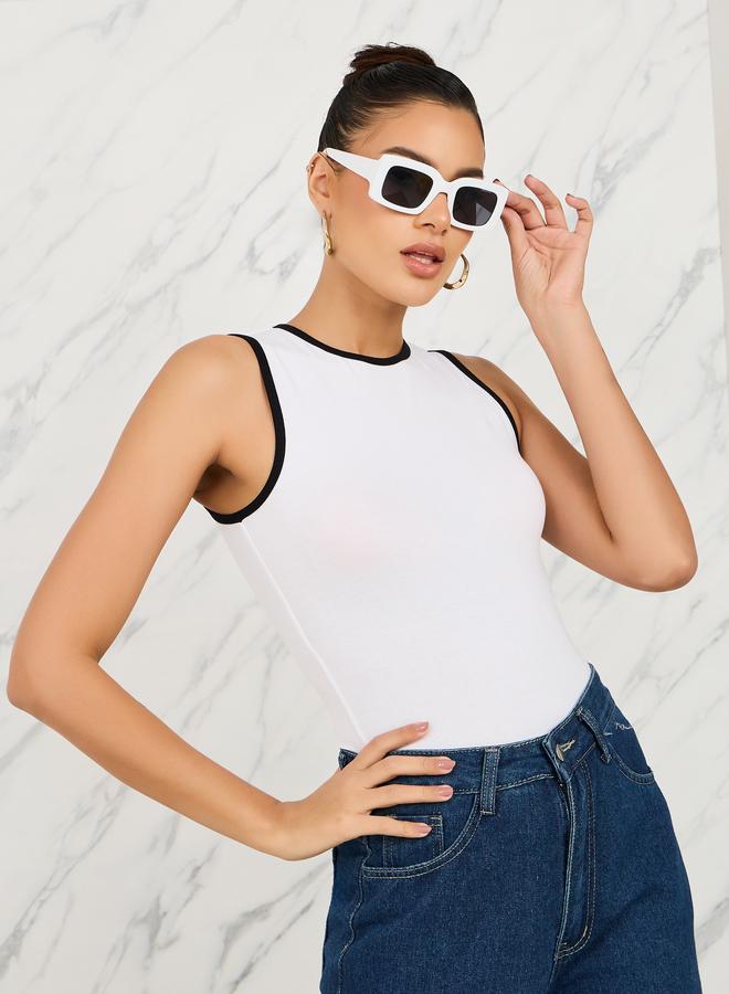 ستايلي تانك ستيلي بقصة ضيقة وزخرفة متباينة - Image 1